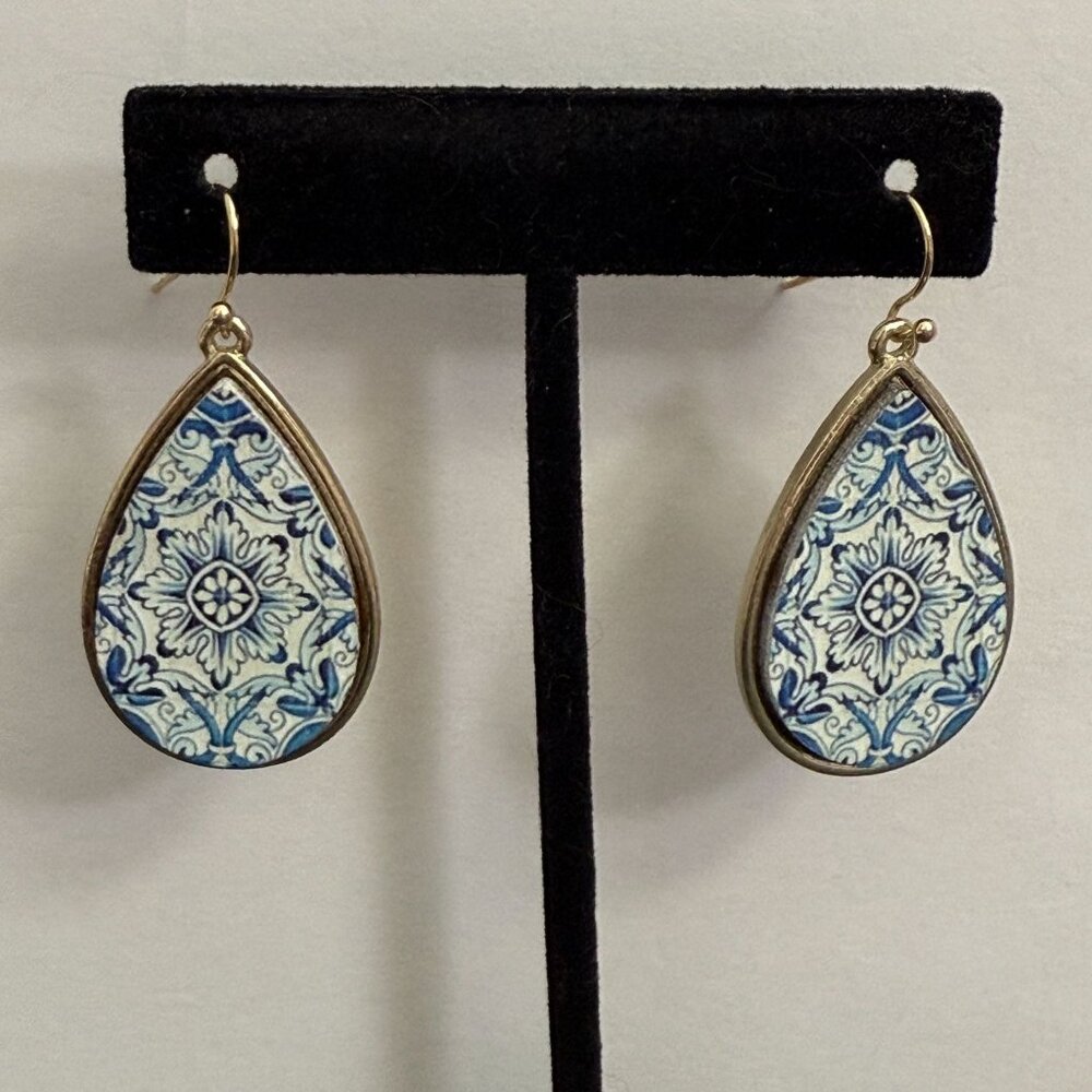 NOC Teardrop Wood Earrings Blue White Tile Pattern Gold-Tone Accents Lightweight - Picture 7 of 7